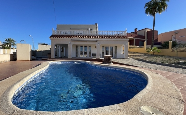 4 Bedroom 2 Bathroom Villa in Los Balcones