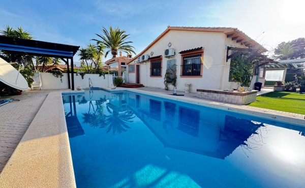 3 Bedroom 2 Bathroom Villa in Cabo Roig